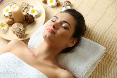 Masaj masasındaki genç kadın. 