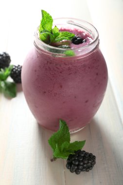 Böğürtlen ile lezzetli berry güler yüzlü