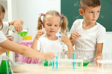 Kimya dersinde şirin öğrenciler