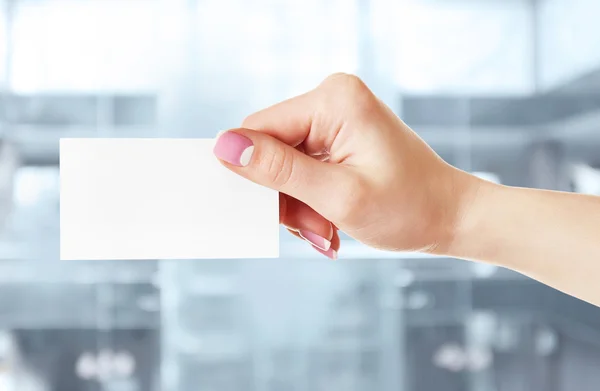 Mano sosteniendo tarjeta en blanco — Foto de Stock