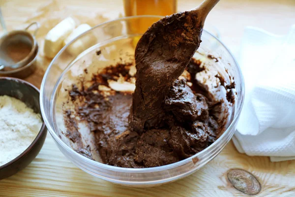 Menyiapkan adonan untuk pie cokelat — Stok Foto