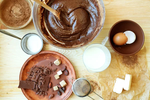 Teig für Schokoladenkuchen zubereiten — Stockfoto