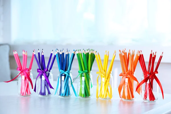 Lápices brillantes en frascos de vidrio — Foto de Stock