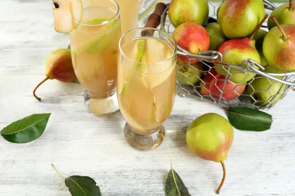 Jugo de pera fresca con fruta —  Fotos de Stock