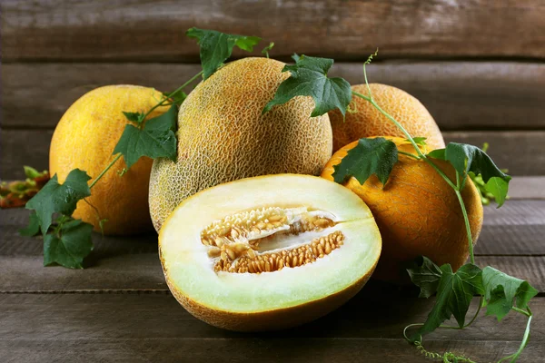 Rijpe meloenen met groene bladeren — Stockfoto