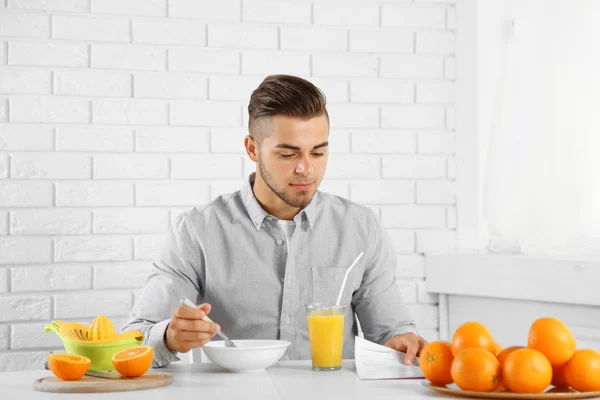 Ο άνθρωπος τρώει πρωινό — Φωτογραφία Αρχείου