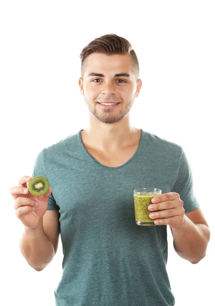 Joven con vaso de jugo de kiwi — Foto de Stock