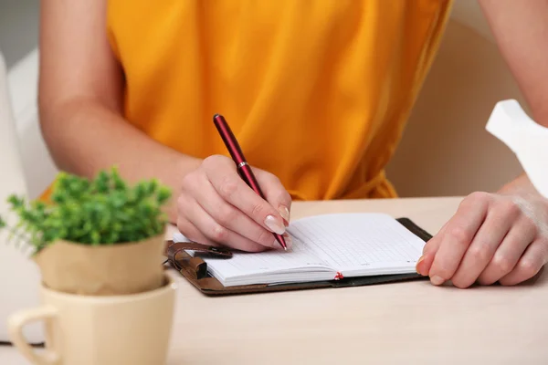 Žena psát na notebooku — Stock fotografie