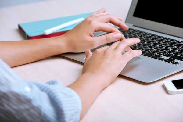 Frau benutzt Laptop am Arbeitsplatz aus nächster Nähe — Stockfoto