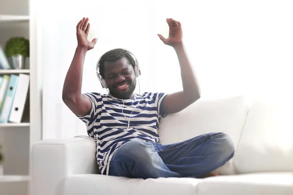 Africano americano hombre escuchar música — Foto de Stock