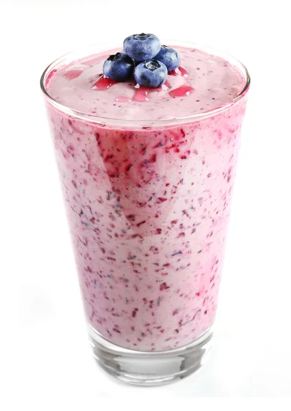 Glas Blaubeer-Smoothie isoliert auf weiß — Stockfoto