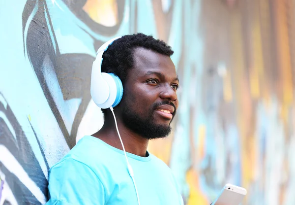 African American man met hoofdtelefoon — Stockfoto