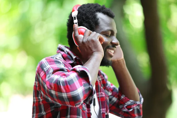 Afrikanisch-amerikanischer Mann mit Kopfhörer — Stockfoto