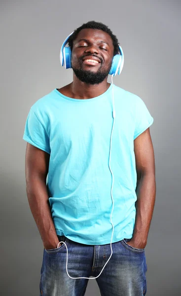 Hombre afroamericano con auriculares —  Fotos de Stock