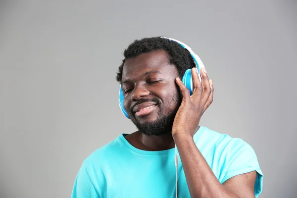 Hombre afroamericano con auriculares —  Fotos de Stock