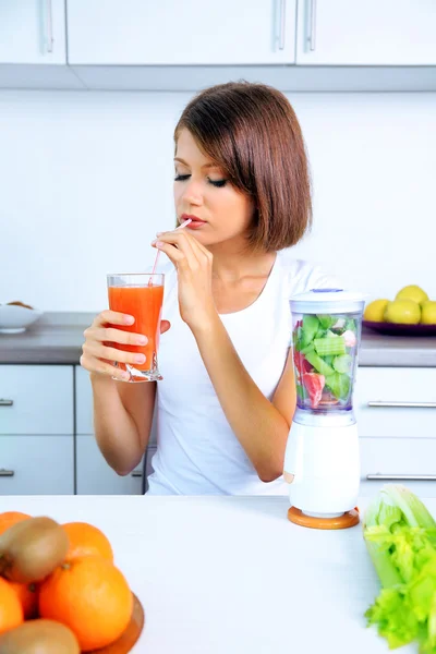 Mujer bebiendo jugo fresco — Foto de Stock