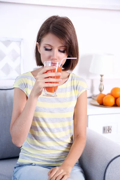 Vrouw drinken van vers sap — Stockfoto