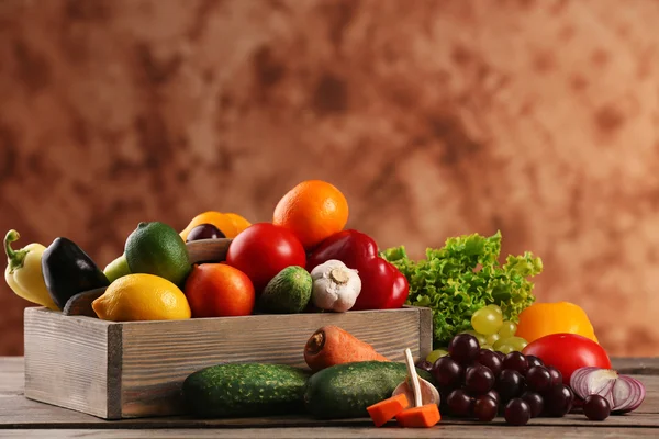 Montón de frutas y verduras frescas — Foto de Stock