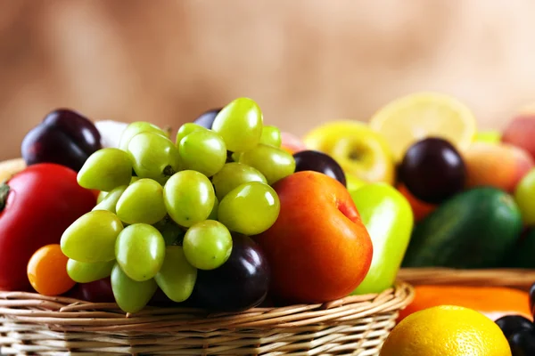 Kupie świeżych owoców i warzyw — Zdjęcie stockowe