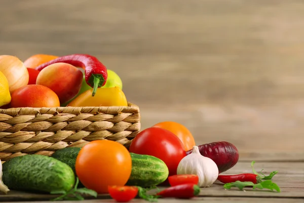 Heap of fresh fruits and vegetables — Stock Photo, Image