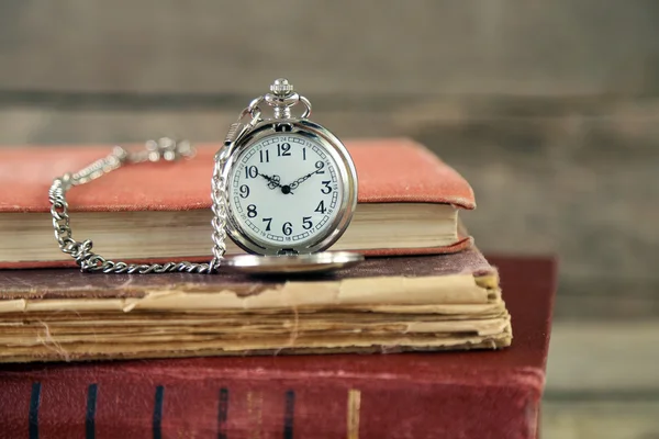 时钟和老式的书 — 图库照片