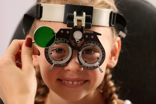 Young girl undergoing eye test — Stock Photo, Image