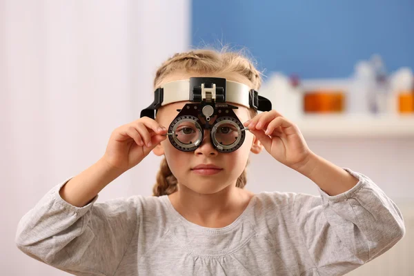 Junges Mädchen unterzieht sich einem Sehtest — Stockfoto