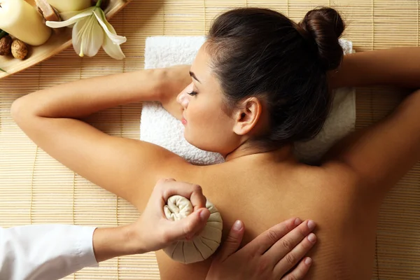 Giovane donna godendo massaggio alla schiena — Foto Stock