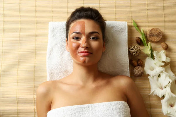 Mujer mientras que el procedimiento cosmético facial —  Fotos de Stock