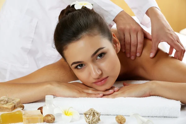 Jonge vrouw op massagetafel — Stockfoto