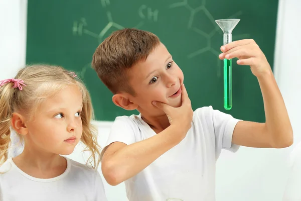 Roztomilý žáky v hodinách chemie — Stock fotografie