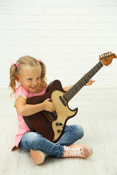 Bambina che suona la chitarra — Foto Stock