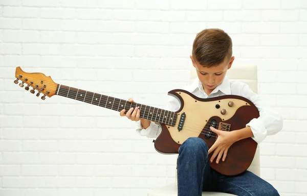 Маленький хлопчик грає на гітарі — стокове фото