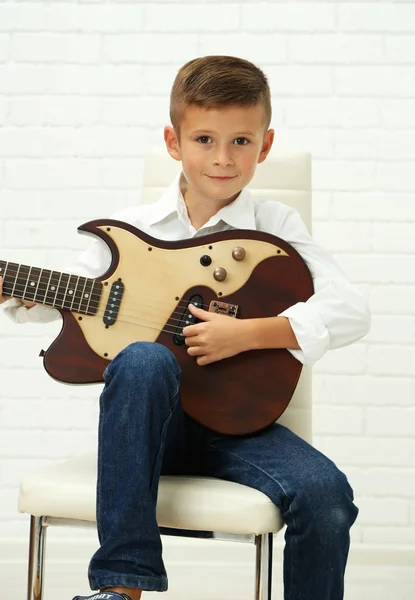 Gitar çalan küçük çocuk — Stok fotoğraf