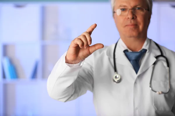 Läkare med stetoskop på sin arbetsplats — Stockfoto