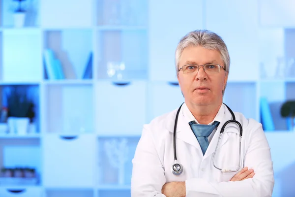 Doctor con estetoscopio en su lugar de trabajo — Foto de Stock