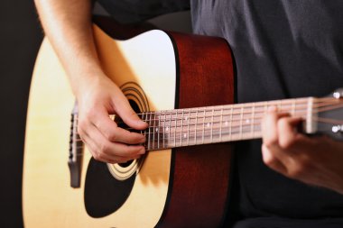 Akustik gitar çalan müzisyen. 