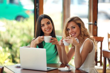 Cafe içinde Laptop kadınlarla