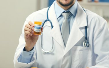 Doktor holding şişe