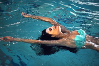 Yüzme havuzunda genç kadın