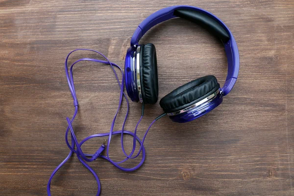 Auriculares sobre fondo de madera — Foto de Stock