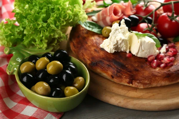Ingredientes de la cocina mediterránea, sobre tabla de madera, primer plano —  Fotos de Stock