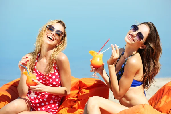 Due giovani ragazze che si godono cocktail — Foto Stock
