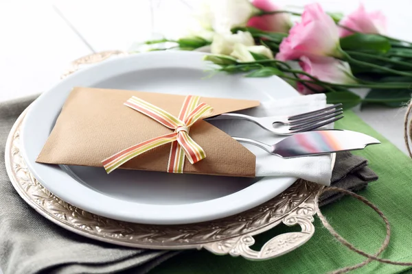 Ajuste de mesa con flores de primavera, primer plano — Foto de Stock