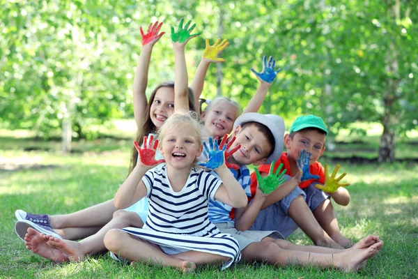 Glada aktiva barn — Stockfoto