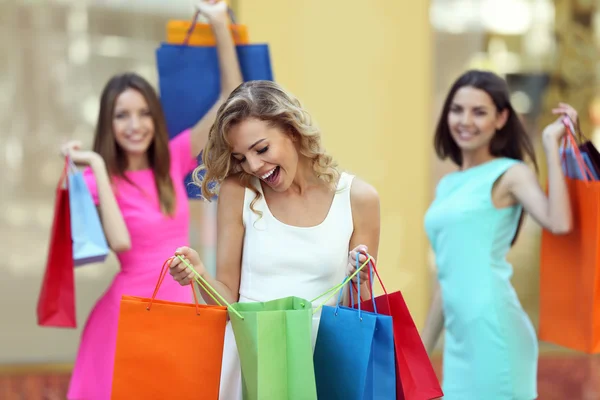 Donne con borse della spesa — Foto Stock