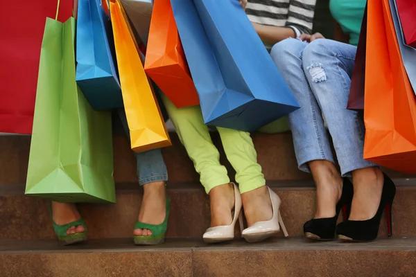 Frauen mit Einkaufstüten — Stockfoto