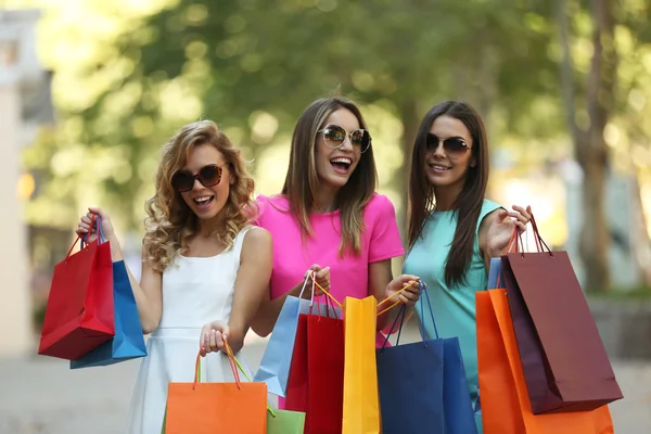 Mulheres com sacos de compras — Fotografia de Stock