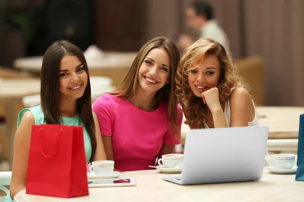 Mujeres con portátil en la cafetería — Foto de Stock