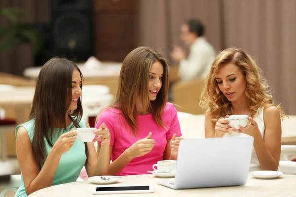 Mujeres con portátil en la cafetería — Foto de Stock